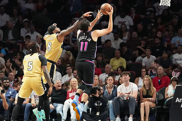 Miami Heat forward Jaime Jaquez Jr. (11) aims to score as Washington Wizards guard Jaden Hardy (8) defends during the first half of an NBA basketball game in Miami. - | Photo: AP/Marta Lavandier