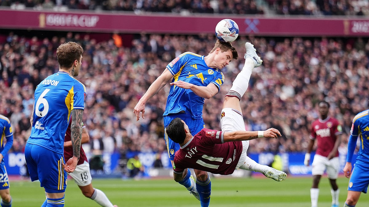 West Ham United's Taty Castellanos, front, and Leeds United's Jaka Bijol in action during the English FA Cup quarterfinal soccer match between West Ham United and Leeds United in London, Sunday April 5, 2026. - (John Walton/PA via AP)