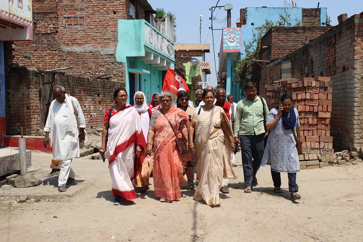  Members of a women’s organization visit the victim to inquire about her condition.