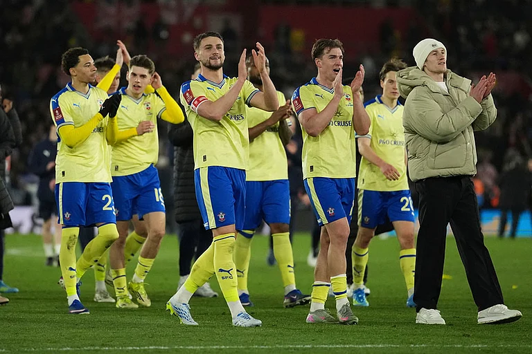 Southampton's team players celebrate after the English FA Cup quaterfinal soccer match between Southampton and Arsenal in Southampton, England. - | Photo: AP/Dave Shopland