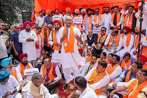 MoS Ravneet Singh, Punjab BJP President Sunil Kumar Jakhar, party's National General Secretary Tarun Chugh, party leader Ashwani Kumar Sharma, and others, during a sit-in protest against AAP govt, in Amritsar, Punjab.