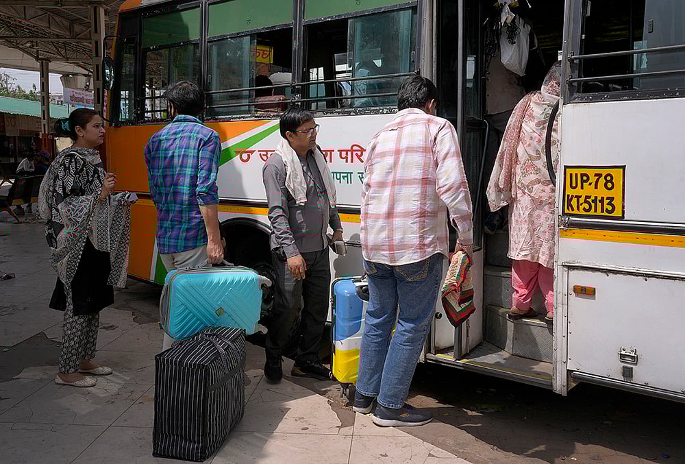 ​Migrant workers leaving for their hometowns 