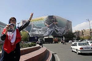 IMAGO / Anadolu Agency : A general view of the giant banner hung Enqelab Square that reads, "The Strait of Hormuz will remain closed; the entire Persian Gulf is our hunting ground", as daily life continues in Tehran, Iran on April 05, 2026.