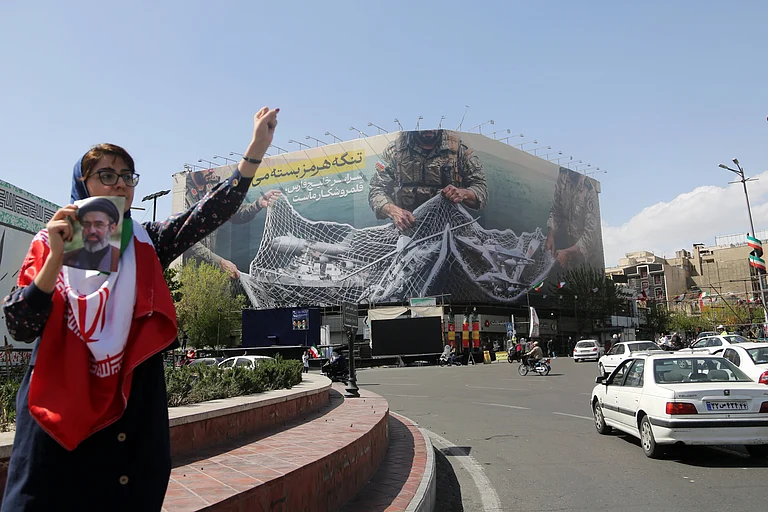 A general view of the giant banner hung Enqelab Square that reads, "The Strait of Hormuz will remain closed; the entire Persian Gulf is our hunting ground", as daily life continues in Tehran, Iran on April 05, 2026.
- IMAGO / Anadolu Agency