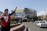  IMAGO / Anadolu Agency : A general view of the giant banner hung Enqelab Square that reads, "The Strait of Hormuz will remain closed; the entire Persian Gulf is our hunting ground", as daily life continues in Tehran, Iran on April 05, 2026.
