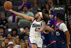 | Photo: AP/Randall Benton : Sacramento Kings guard Devin Carter (22) is guarded by Los Angeles Clippers guard Tyty Washington Jr. (15) during the second half of an NBA basketball game in Sacramento, California.