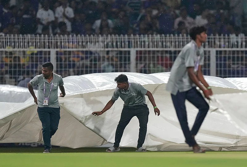 KKR Vs PBKS Indian premier league 2026 match 12 photos-Ground staff pull in rain covers