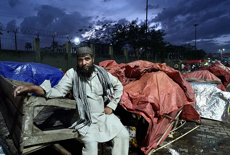 Moin (44), a fruit seller at Patparganj, who is the only one in New Delhi. Due to shortage of LPG cylinders he sent his family to their village Gajraula, after surviving on meals of fruit and puffed rice for last 3-4 days. Ghazipur, New Delhi - | Photo: Tribhuvan Tiwari/Outlook