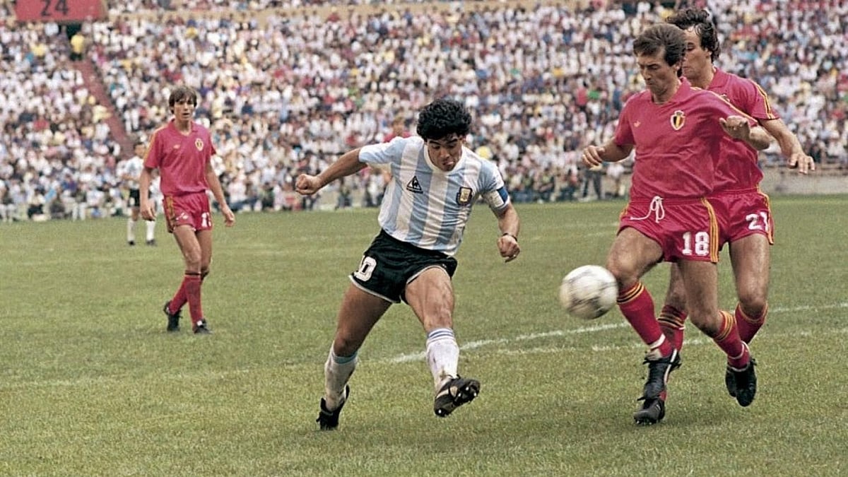 Diego Maradona dodging Daniel Veyt and Stéphane Demol on June 25, 1986. - | Photo: Wikimedia Commons