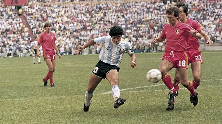 Diego Maradona dodging Daniel Veyt and Stéphane Demol on June 25, 1986. - | Photo: Wikimedia Commons