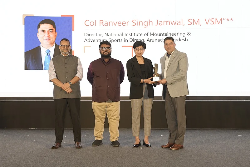 Col Ranveer Singh Jamwal receiving the award