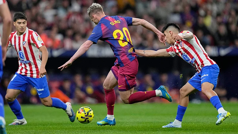 Barcelona's Dani Olmo, center, defends the ball, from Atletico Madrid's Thiago Almada during a La Liga soccer match between Atletico Madrid and Barcelona in Madrid, Spain, Saturday, April 4, 2026. - | Photo: AP/Bernat Armangue