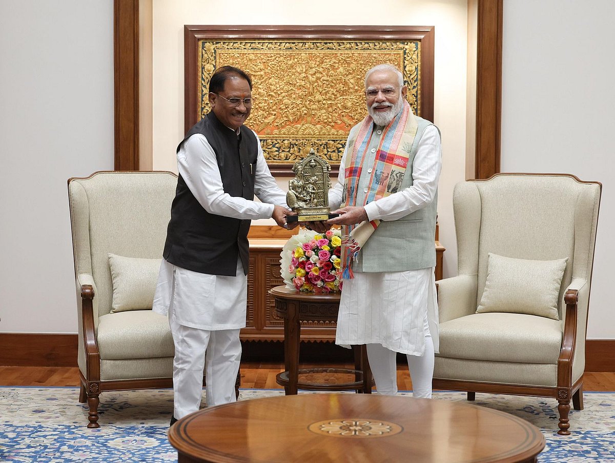 Chhattisgarh CM Vishnu Deo Sai presenting a gift to PM Modi