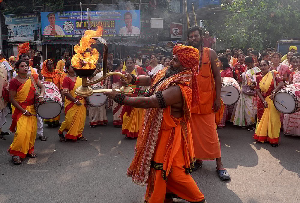 Arati performing during the day of Ramnavami at Bhabanipur