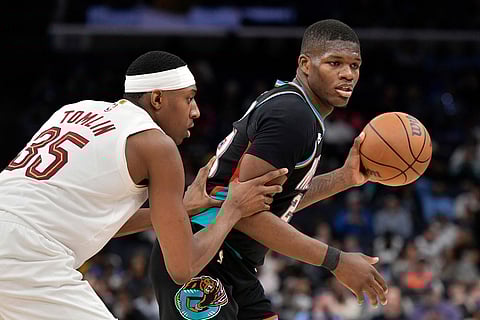 Memphis Grizzlies forward Cedric Coward, right, handles the ball against Cleveland Cavaliers forward Nae'qwan Tomlin (35) in the second half of an NBA basketball game in Memphis, Tenn.