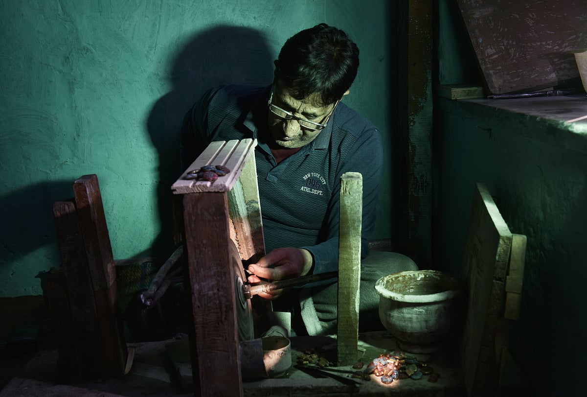 Mohammad Hanif Kashmiri handicraft worker in his workstation - Yasir Iqbal