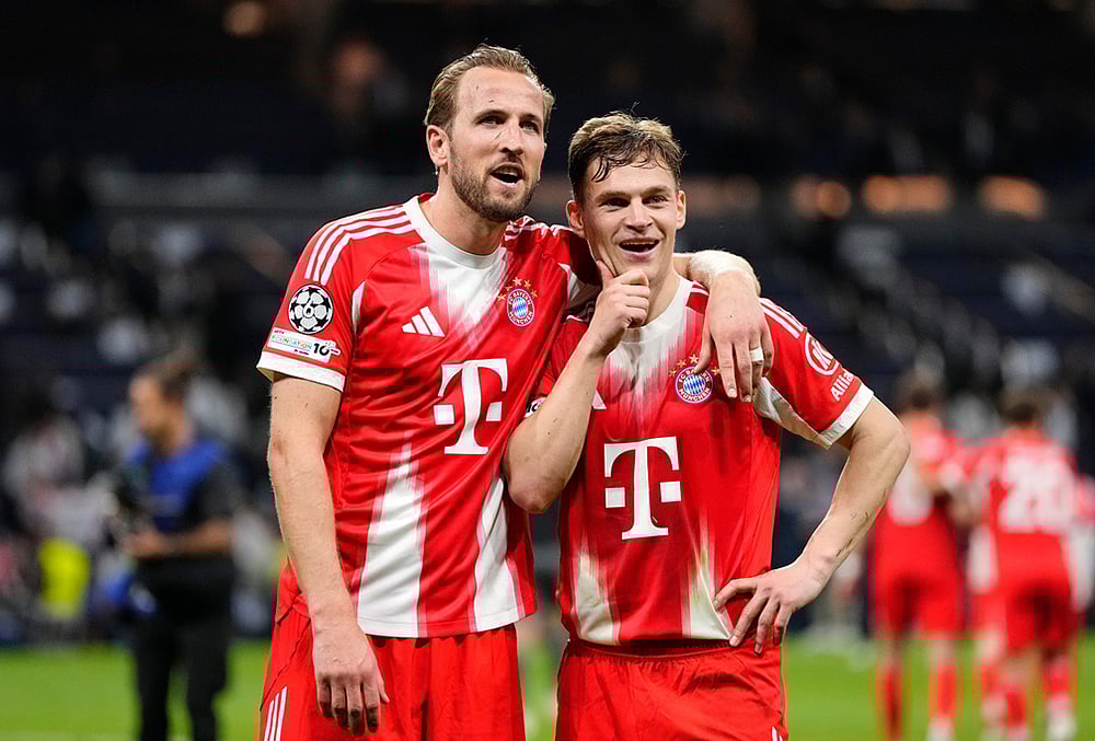Bayern's Harry Kane, left, and teammate Joshua Kimmich look at the fans after the Champions League quarterfinal first leg soccer match between Real Madrid and Bayern Munich in Madrid, Spain. - | Photo: AP/Jose Breton