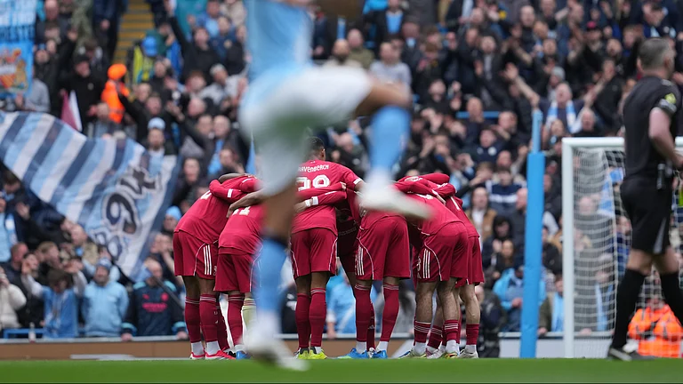 Liverpool players huddle before the FA Cup quarter-final soccer match between Manchester City and Liverpool in Manchester, England, Saturday, April 4, 2026. - | Photo: AP/Jon Super