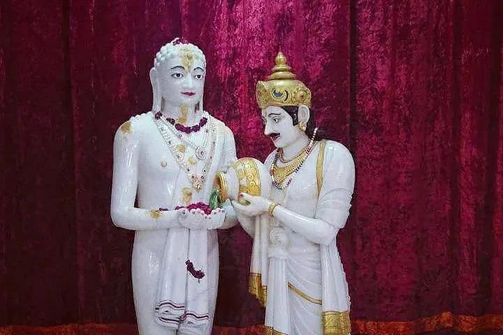 King Shreyans offering juice to Lord Rishabhdev