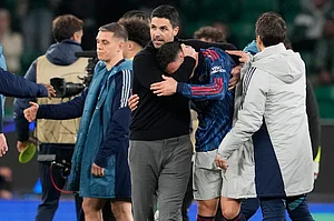 | Photo: AP/Armando Franca : Arsenal's manager Mikel Arteta hugs with Arsenal's Gabriel Martinelli after the Champions League quarterfinals, first leg, soccer match between Sporting CP and Arsenal, in Lisbon.