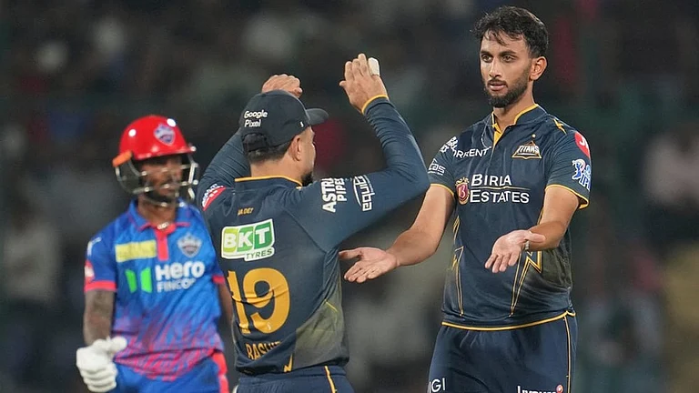 Gujarat Titans' Prasidh Krishna, right, celebrates with teammates the wicket of Delhi Capitals' Pathum Nissanka, left, during the Indian Premier League cricket match between Delhi Capitals and Gujarat Titans in New Delhi. - | Photo: AP/Manish Swarup