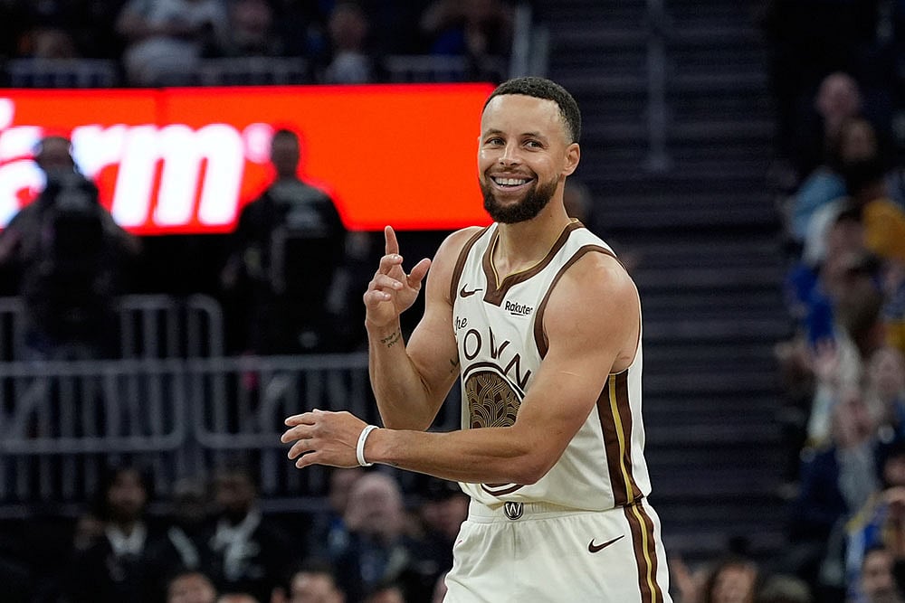 Golden State Warriors guard Stephen Curry reacts after making a 3-point basket during the second half of an NBA basketball game against the Sacramento Kings in San Francisco. - | Photo: AP/Godofredo A. Vásquez