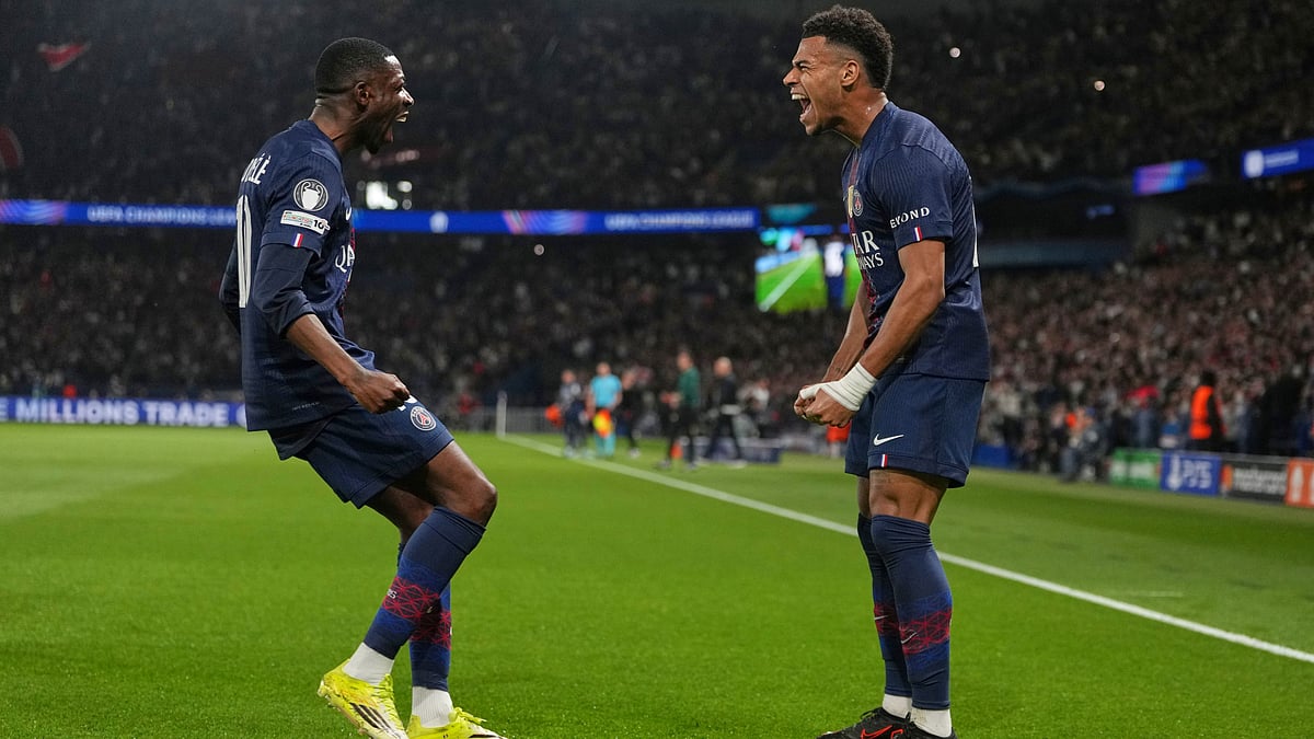 PSG's Desire Doue, right, celebrates with PSG's Ousmane Dembele after scoring the opening goal during the Champions League quarterfinal first leg soccer match between Paris Saint-Germain and Liverpool in Paris, Wednesday, April 8, 2026.  - | Photo: AP/Thibault Camus