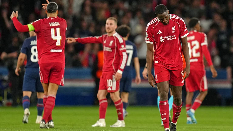 Liverpool's Ibrahima Konate bows his head at the end of the Champions League quarterfinal first leg soccer match between Paris Saint-Germain and Liverpool in Paris, Wednesday, April 8, 2026. - | Photo: AP/Aurelien Morissard