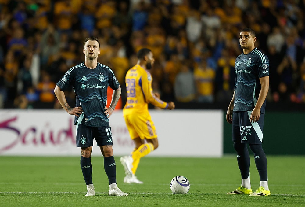 Albert Rusnak, left, and Osaze De Rosario of the United States' Seattle Sounders stand on the pitch during a CONCACAF Champions Cup quarterfinal first leg soccer match against Mexico's Tigres in Monterrey, Mexico. - | Photo: AP/Jorge Mendoza