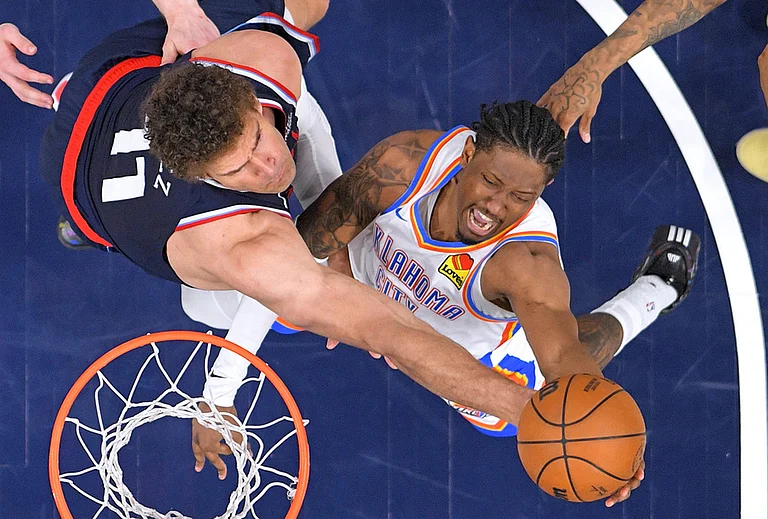 Oklahoma City Thunder guard Jalen Williams, right, shoots as Los Angeles Clippers center Brook Lopez defends during the second half of an NBA basketball game in Inglewood, California. - | Photo: AP/Mark J. Terrill