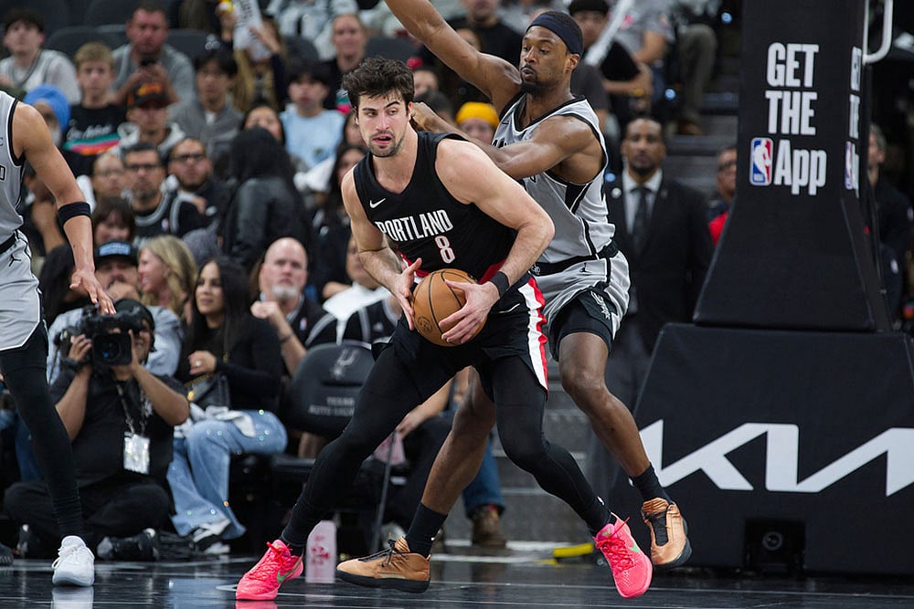 Portland Trail Blazers forward Deni Avdija (8) tangles with San Antonio Spurs forward Harrison Barnes during the second half of an NBA basketball game in San Antonio. - | Photo: AP/Darren Abate