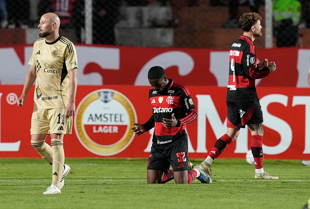 Evertton Araujo of Brazil's Flamengo, center, celebrates after defeating Peru's Cusco FC at the end of a Copa Libertadores Group A soccer match in Cuzco, Peru. - | Photo: AP/Martin Mejia