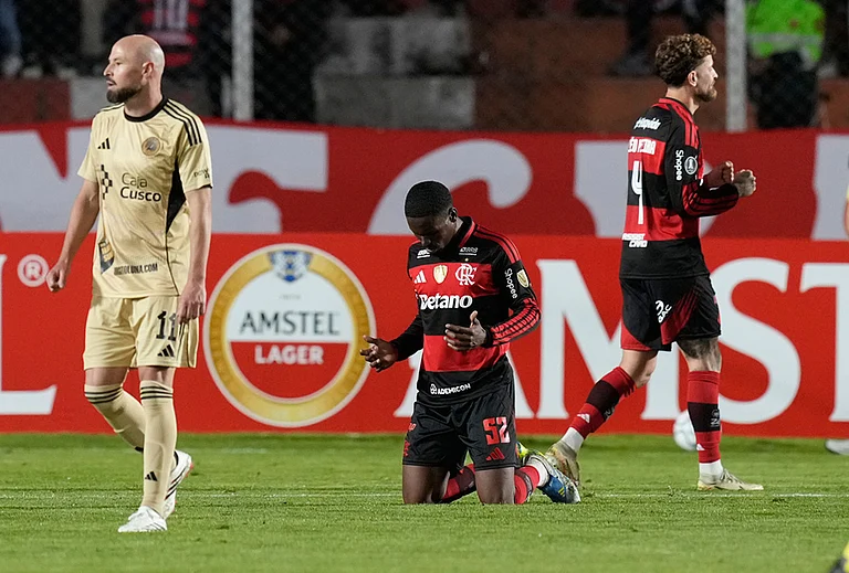 Evertton Araujo of Brazil's Flamengo, center, celebrates after defeating Peru's Cusco FC at the end of a Copa Libertadores Group A soccer match in Cuzco, Peru. - | Photo: AP/Martin Mejia
