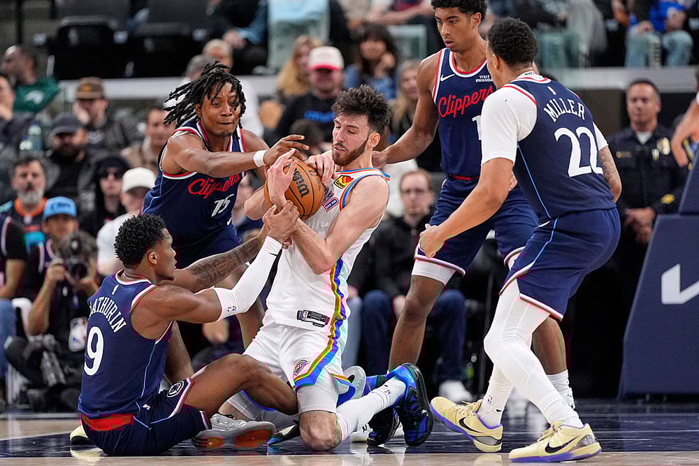 Oklahoma City Thunder center Chet Holmgren, center, battles for a loose ball with Los Angeles Clippers guard Bennedict Mathurin, left, and guard Tyty Washington Jr., second from left, as guard Cam Christie, second from right, and guard Jordan Miller watch during the second half of an NBA basketball game  in Inglewood, Calif. - | Photo: AP/Mark J. Terrill