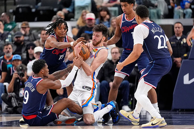 Oklahoma City Thunder center Chet Holmgren, center, battles for a loose ball with Los Angeles Clippers guard Bennedict Mathurin, left, and guard Tyty Washington Jr., second from left, as guard Cam Christie, second from right, and guard Jordan Miller watch during the second half of an NBA basketball game in Inglewood, Calif. - | Photo: AP/Mark J. Terrill