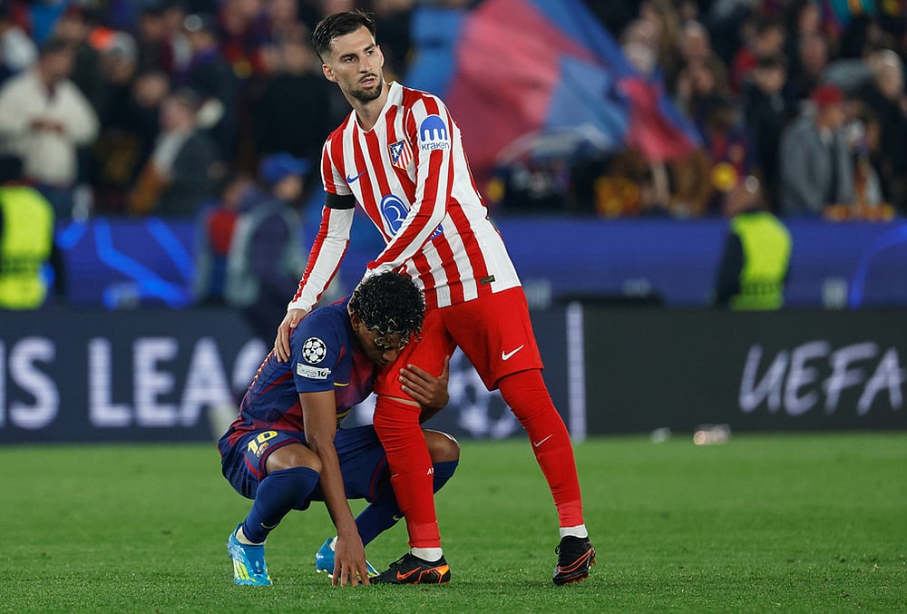 Atletico Madrid's Alex Baena comforts Barcelona's Lamine Yamal after the Champions League quarterfinal first leg soccer match between Barcelona and Atletico Madrid in Barcelona, Spain. - | Photo: AP/Joan Monfort
