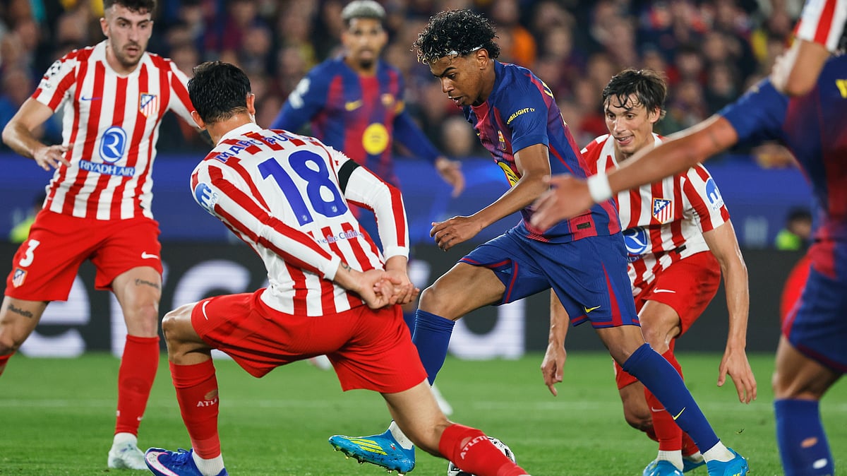 Barcelona's Lamine Yamal challenges for the ball with Atletico Madrid's Marc Pubill during the Champions League quarterfinal first leg soccer match between Barcelona and Atletico Madrid in Barcelona, Spain, Wednesday, April 8, 2026.  - | Photo: AP/Joan Monfort