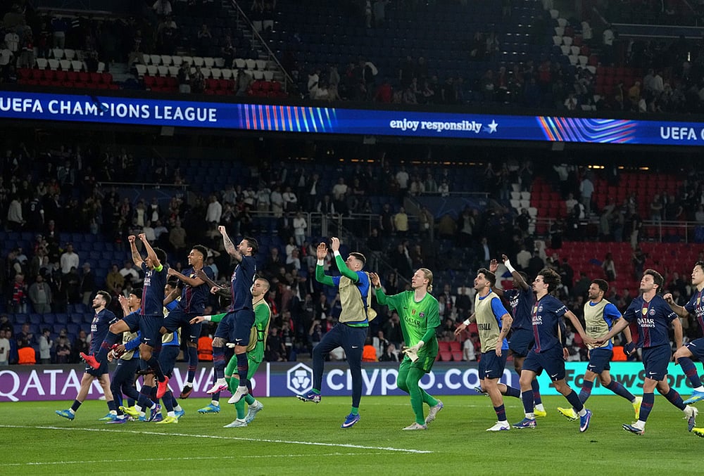 PSG players celebrate at the end of the Champions League quarterfinal first leg soccer match between Paris Saint-Germain and Liverpool in Paris. - | Photo: AP/Thibault Camus