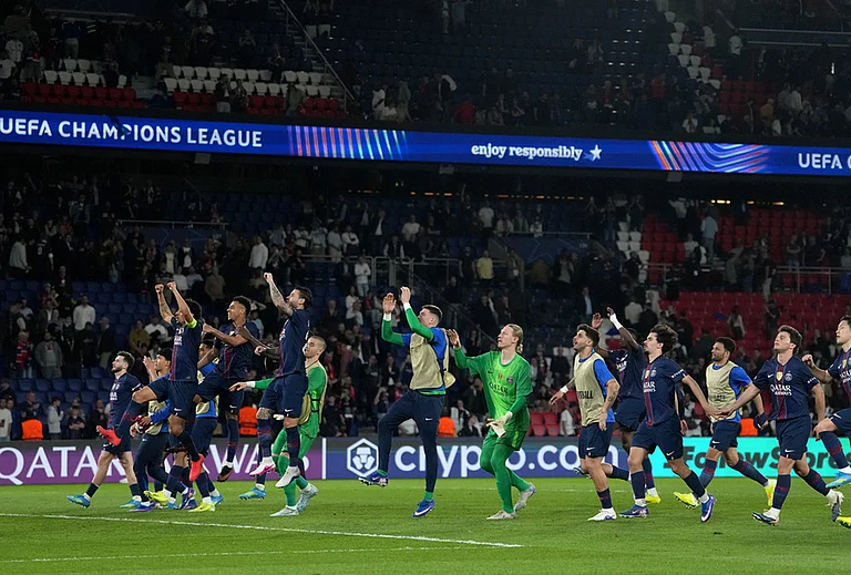 PSG players celebrate at the end of the Champions League quarterfinal first leg soccer match between Paris Saint-Germain and Liverpool in Paris. - | Photo: AP/Thibault Camus