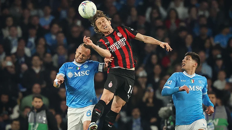 AC Milan's Luka Modric, center, and Napoli's Stanislav Lobotka battle for a header during the Italian Serie A soccer match between Napoli and Milan in Naples, Italy, Monday, April 6, 2026. - | Photo: LaPresse/Alessandro Garofalo via AP