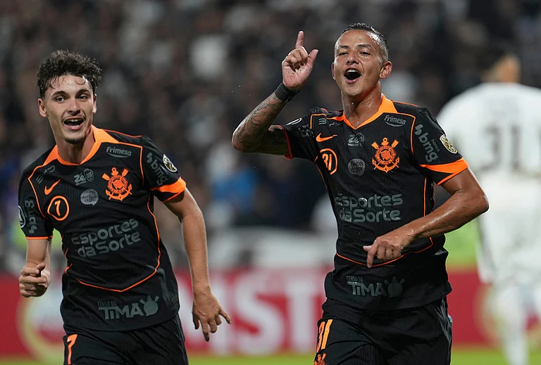 Kayke Ferrari of Brazil's Corinthians, right, celebrates scoring his side's opening goal against Argentina's Platense during a Copa Libertadores Group E soccer match in Buenos Aires, Argentina. - | Photo: AP/Rodrigo Abd