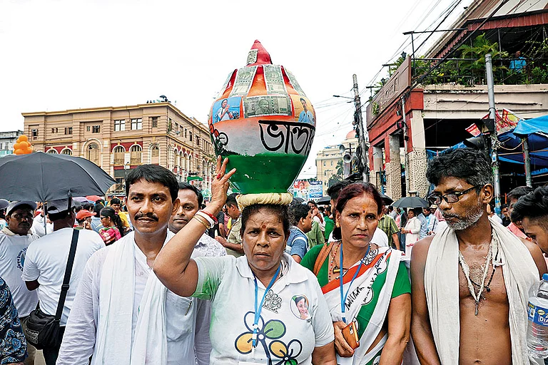 TMC supporters attend public gathering addressed by Chief Minister Mamata Banerjee on Martyrs Day - | Photo: Imago/NurPhoto