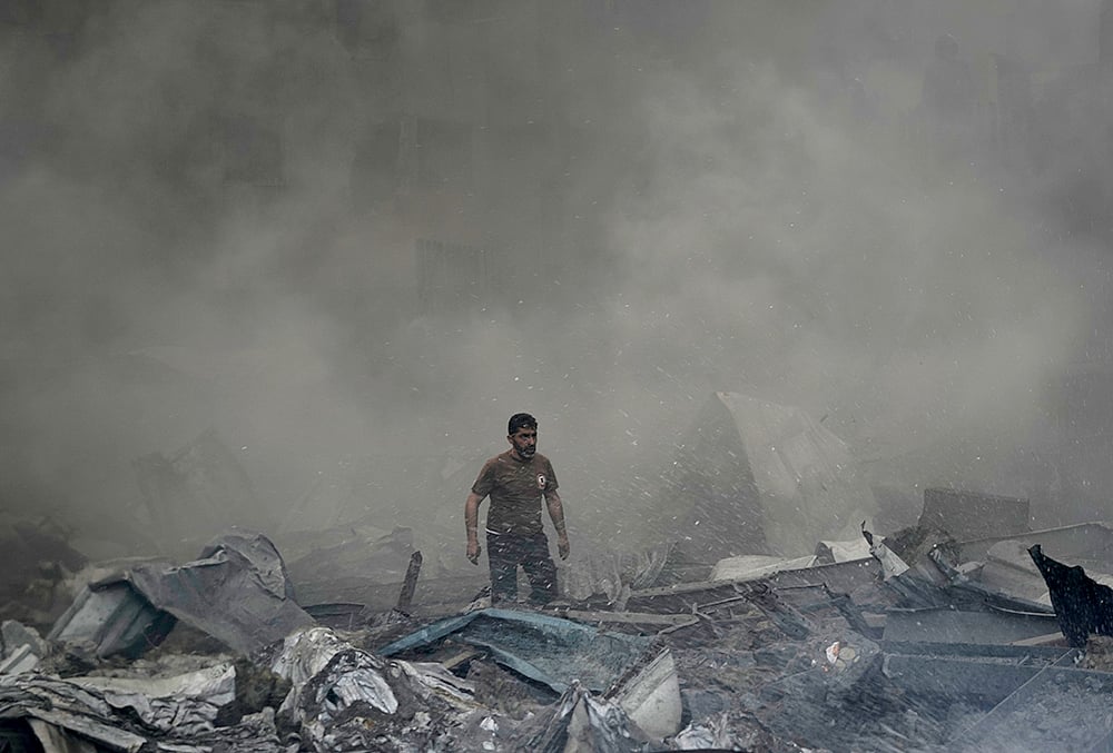 A first responder emerges through the smoke at the site of an Israeli airstrike that struck an apartment building in Beirut, Lebanon, Wednesday, April 8, 2026.  - | Photo: AP/Bilal Hussein