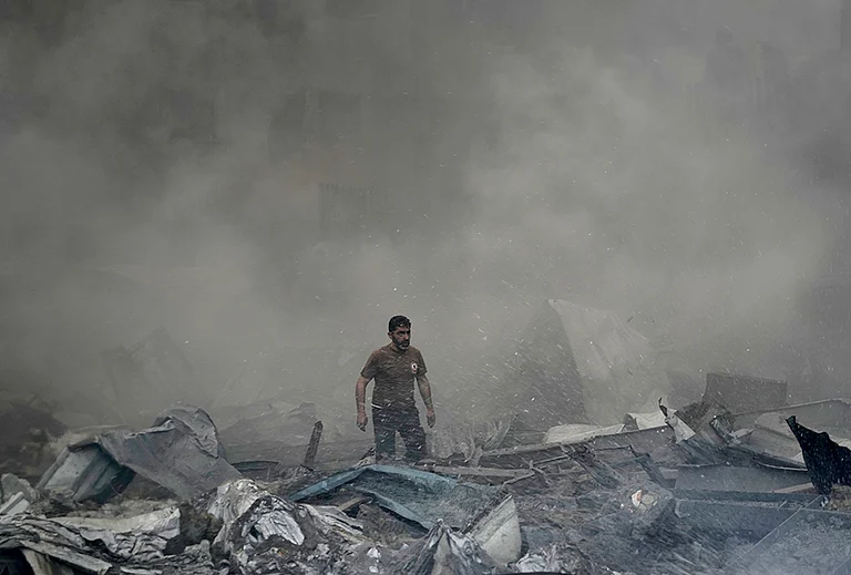 A first responder emerges through the smoke at the site of an Israeli airstrike that struck an apartment building in Beirut, Lebanon, Wednesday, April 8, 2026. - | Photo: AP/Bilal Hussein