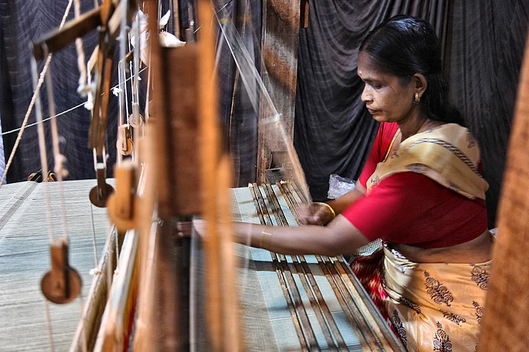 Integrated Tribal Development Project At The Ente Keralam Expo Woman demonstrates weaving cloth on a large loom as part of the Integrated Tribal Development Project (ITDP) during the Ente Keralam Expo in Thiruvananthapuram (Trivandrum), Kerala, India - | Photo: IMAGO/NurPhoto