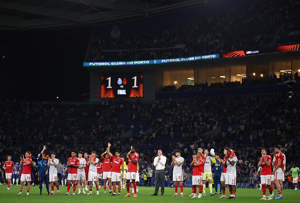 Nottingham Forest players applaud the fans at the end of the Europa League quarterfinals, first leg, soccer match between FC Porto and Nottingham Forest in Porto, Portugal. - | Photo: AP/Luis Vieira