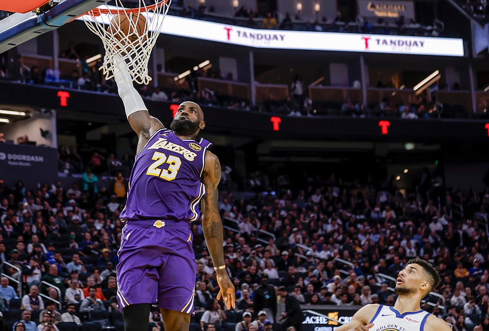 LeBron James (23) dunks in the second half as the Golden State Warriors played the Los Angeles Lakers at Chase Center in San Francisco. - | Photo: Carlos Avila Gonzalez/San Francisco Chronicle via AP