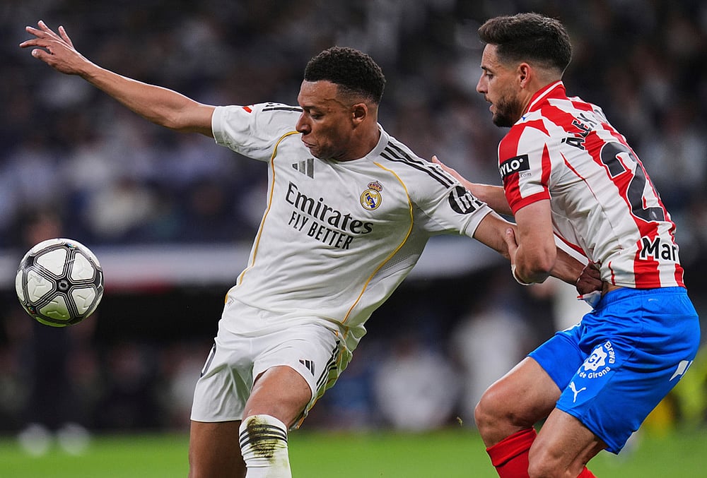 Real Madrid's Kylian Mbappe, left, vies for the ball with Girona's Alex Moreno during a Spanish La Liga soccer match between Real Madrid and Girona in Madrid, Spain. - | Photo: AP/Manu Fernandez