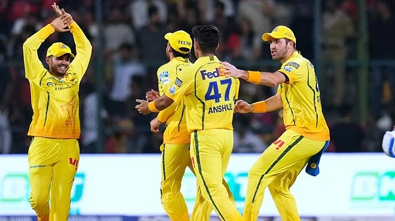 Chennai Super Kings' Anshul Kamboj, center, celebrates with teammates the wicket of Royal Challengers Bengaluru's Virat Kohli, right, during the Indian Premier League cricket match between Chennai Super Kings and Royal Challengers Bengaluru in Bengaluru, India. - | Photo: AP/Aijaz Rahi