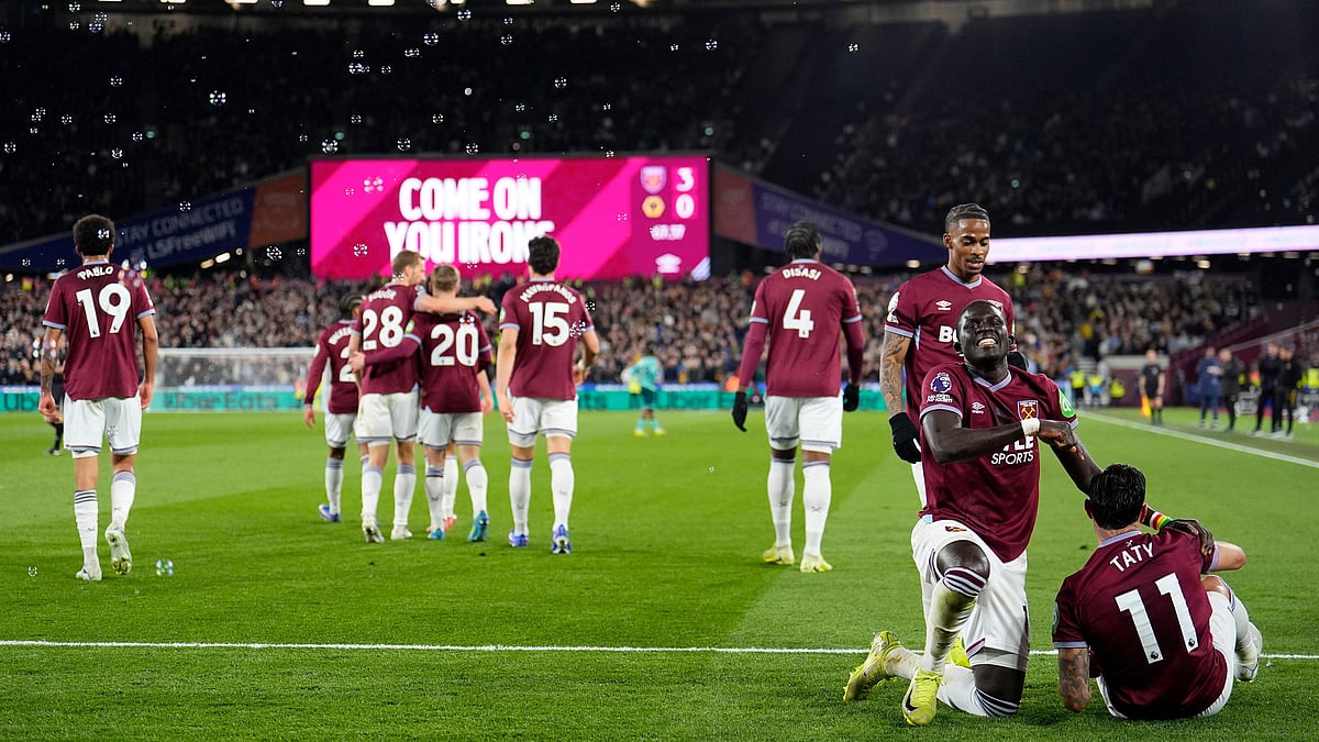 West Ham United's Taty Castellanos, bottom right, celebrates scoring with teammates during their English Premier League soccer match against Wolverhampton Wanderers in London, Friday, April 10, 2026. - | Photo: AP/Jordan Pettitt